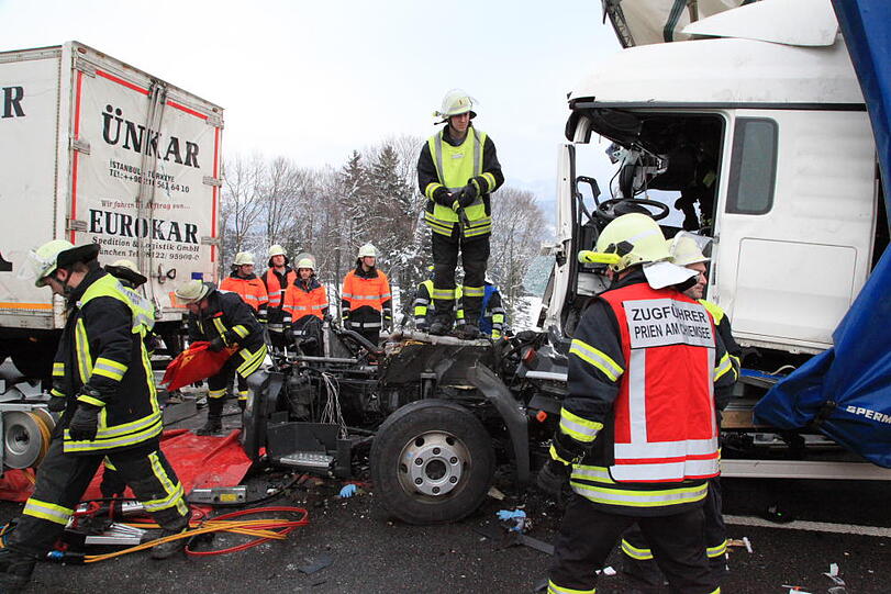 Schwerer Lkw-Unfall auf der A8 bei Frasdorf: Ein Lastwagen war in ein liegengebliebenes Fahrzeug gerast. Die Bilder.