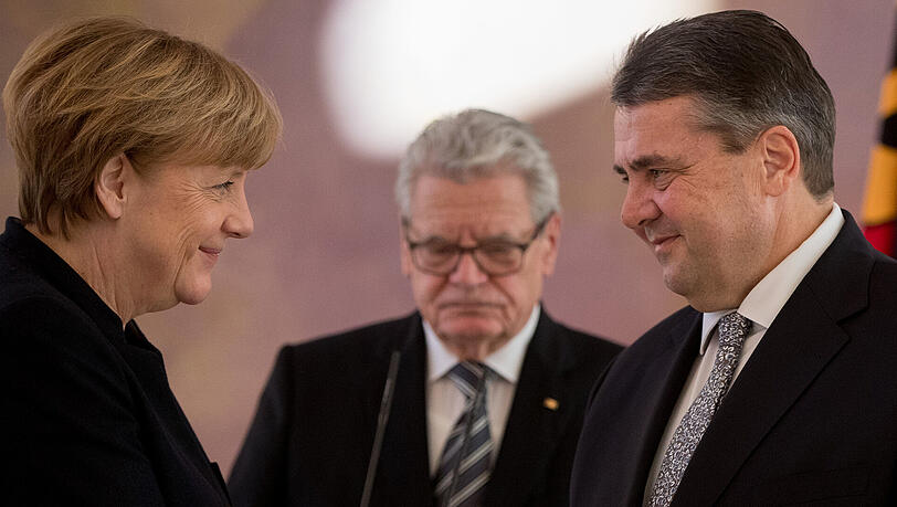 Kanzlerin Angela Merkel und der neue Außenminister Sigmar Gabriel reichen sich im Schloss Bellevue die Hände. Kanzlerin Angela Merkel und der neue Außenminister Sigmar Gabriel reichen sich im Schloss Bellevue die Hände.