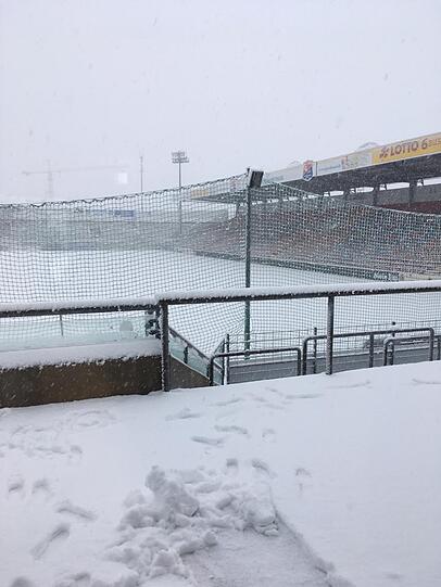 Der starke Schneefall lässt kein Fußballspiel im Hachinger Sportpark zu.