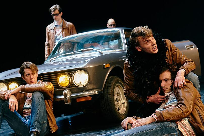 Max Gindorff (links), Philip Dechamps, Gunther Eckes, Franz Pätzold und Tim Werths in &bdquo;Eine göttliche Komödie. Dante < > Pasolini&ldquo;.