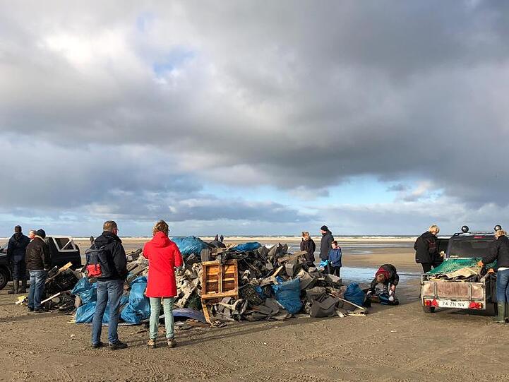 Freiwillige sammeln auf der niederländischen Insel Terschelling angespülte Waren ein, die aus den über Bord gegangenen Containern der MSC Zoe stammen.