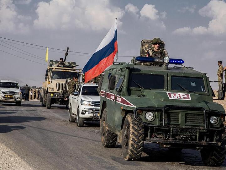 Soldaten der russischen Militärpolizei und der Kurdenmiliz YPG in Nordsyrien.