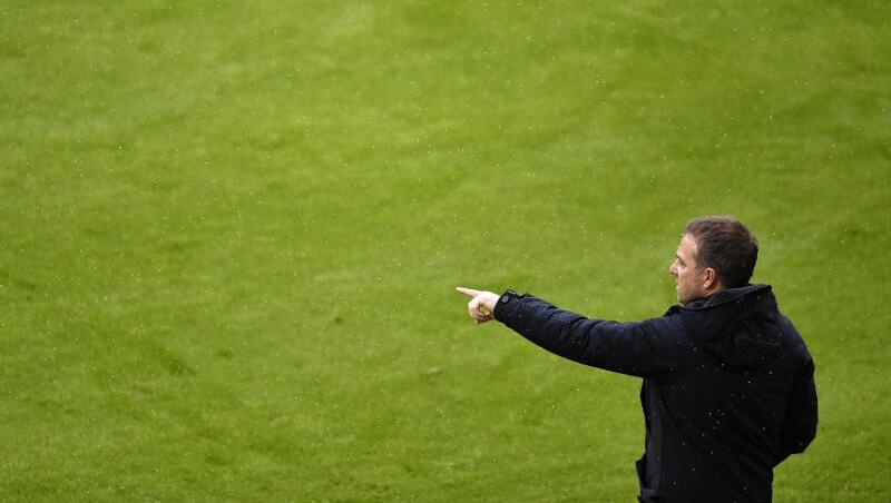 Münchens Trainer Hansi Flick gibt Anweisungen.