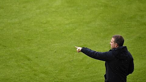 Münchens Trainer Hansi Flick gibt Anweisungen.