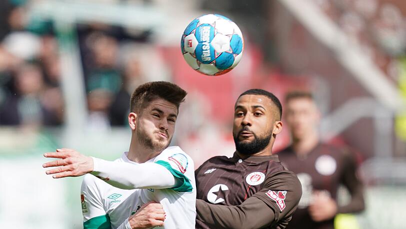 St. Paulis Daniel-Kofi Kyereh (r) und Bremens Romano Schmid kämpfen um den Ballbesitz.