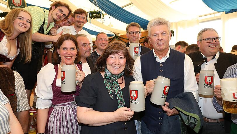 OB Dieter Reiter (2.v.r.), seine Frau Petra (M.) und Bürgermeisterin Verena Dietl (2.v.l.) stoßen bei der Truderinger Festwoche an.