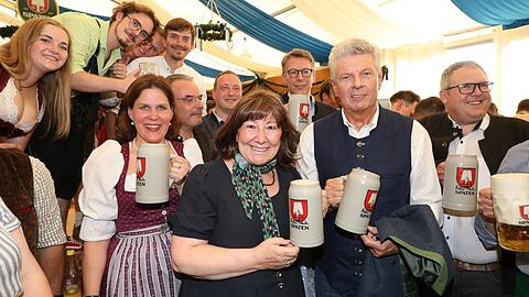 OB Dieter Reiter (2.v.r.), seine Frau Petra (M.) und Bürgermeisterin Verena Dietl (2.v.l.) stoßen bei der Truderinger Festwoche an.