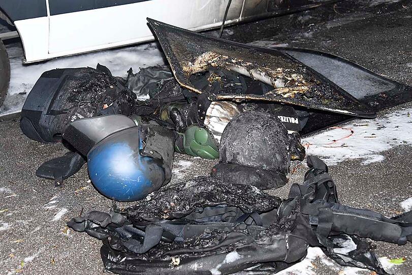 Weitere Bilder der brennenden Polizeiautos in München.