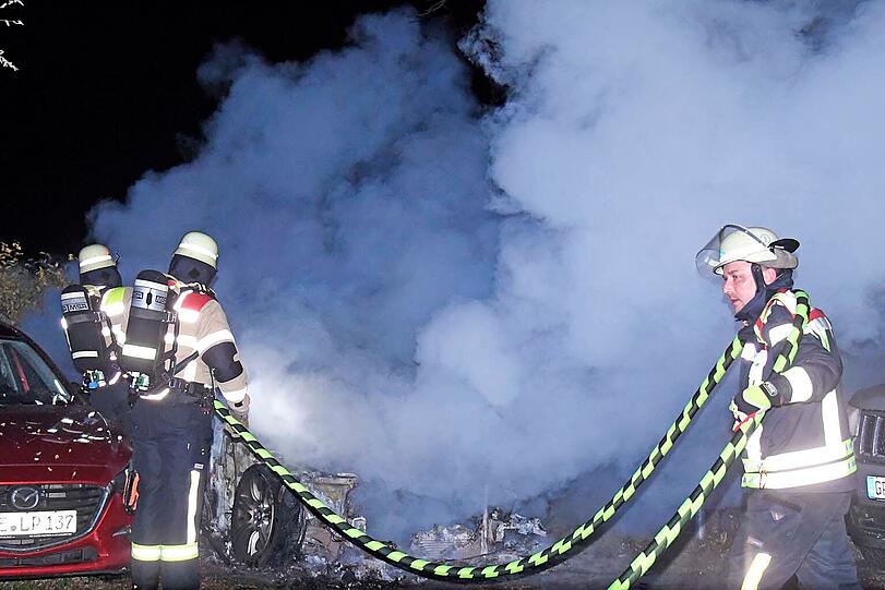 Zwei Nobelwägen sind auf einem Parkplatz in Flammen aufgegangen. Die Polizei vermutet Brandstiftung.