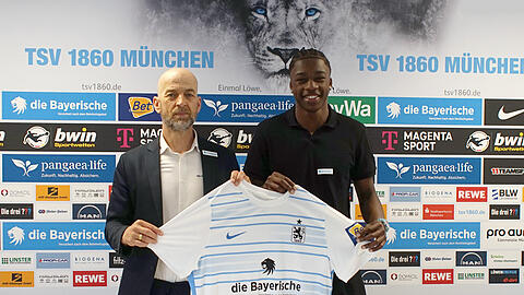 Günther Gorenzel (l.), noch Sportchef beim TSV 1860, verkündete stolz die Vertragsverlängerung mit Nachwuchsstürmer Mansour Ouro-Tagba.