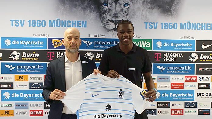 Günther Gorenzel (l.), noch Sportchef beim TSV 1860, verkündete stolz die Vertragsverlängerung mit Nachwuchsstürmer Mansour Ouro-Tagba.