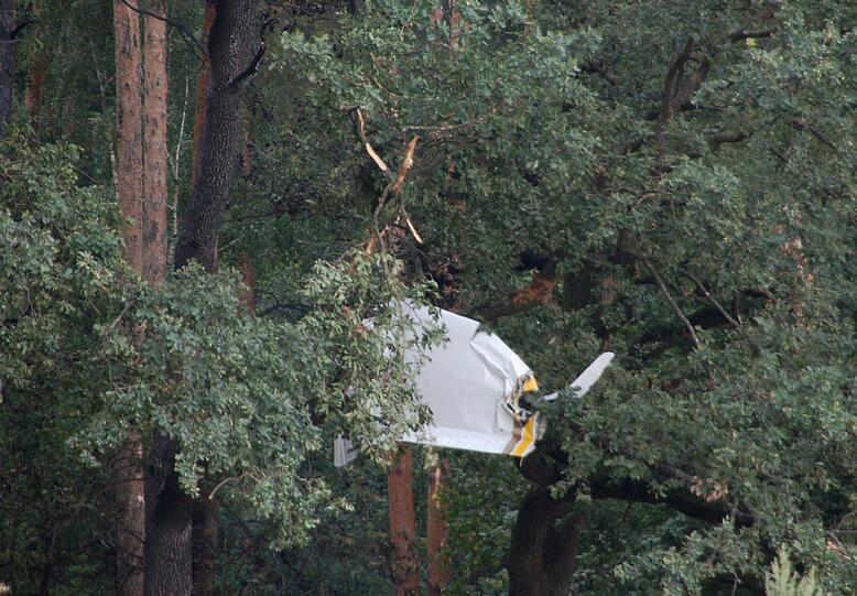 Flugzeug-Unglück in Coburg: Vier Menschen sind bei einem Absturz einer Propellermaschine ums Leben gekommen. Sie waren am frühen Sonntagmorgen zu einem Rundflug über Coburg gestartet &ndash; doch der Ausflug endete mit einer
Tragödie.