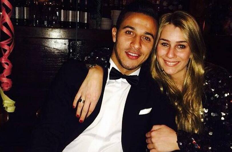 "Happy New Year everyone!!!!! #2014", twitterte Thiago Alcántara vom FC Bayern München zu Neujahr. Auf dem Bild ist er mit Freundin Julia Vigas zu sehen.