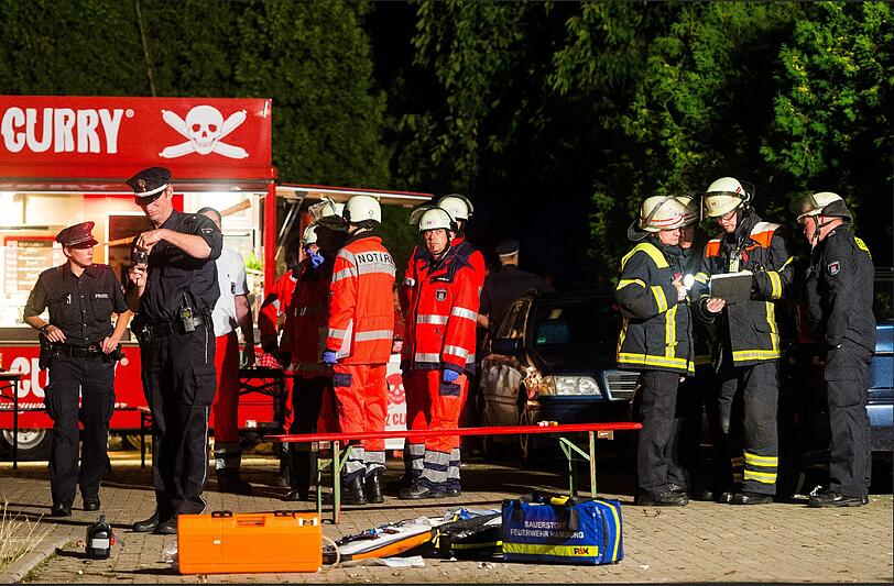 In Hamburg wird ein 43-jähriger Familienvater von einem Feuerwerks-Querschläger getötet. Sein kleiner Sohn und sein Bruder werden verletzt. Die Bilder der Unfallstelle.