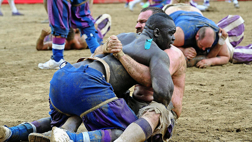 Der Spielball wird hier ganz schnell zur Nebensache - Schläge und Tritte sind hier ausdrücklich erlaubt. Die Biler vom Calcio Storico in Florenz.