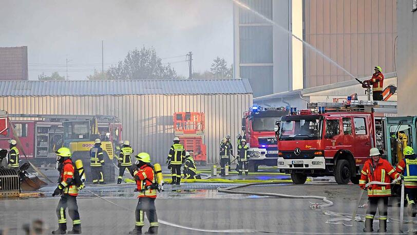 Brand in einem Recyclingbetrieb Feldkirchen: Das Feuer sorgte für eine Rauchwolke, die kilometerweit sichtbar war. Die Bilder vom Einsatz.