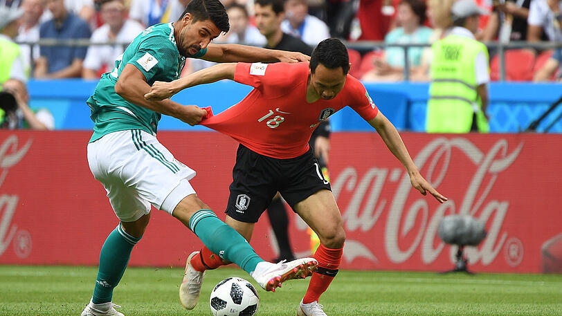 Sami Khedira: Note: 5
Rückte nach der Pause gegen Schweden und dem schlechten Spiel gegen Mexiko wieder in die erste Garde und wirkte wieder unsicher. Verursachte unnötig (hohes Bein) den gefährlichen Jung-Freistoß und agierte nach vorn ohne Plan. Für ihn kam Mario Gomez (58.).