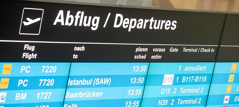 An der Informationstafel wird ein annullierter Flug angezeigt. Am Dienstag fallen am Flughafen München rund 100 Flüge aus.