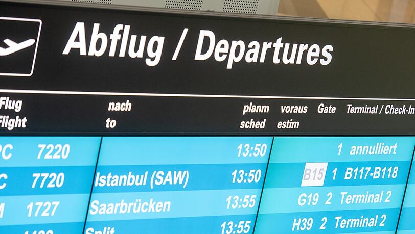 An der Informationstafel wird ein annullierter Flug angezeigt. Am Dienstag fallen am Flughafen München rund 100 Flüge aus. An der Informationstafel wird ein annullierter Flug angezeigt. Am Dienstag fallen am Flughafen München rund 100 Flüge aus.