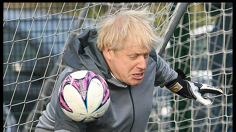 Boris Johnson muss beim Fußball als Torhüter ran