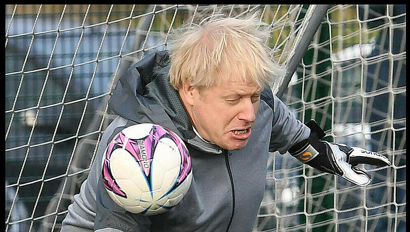 Boris Johnson muss beim Fußball als Torhüter ran Boris Johnson muss beim Fußball als Torhüter ran