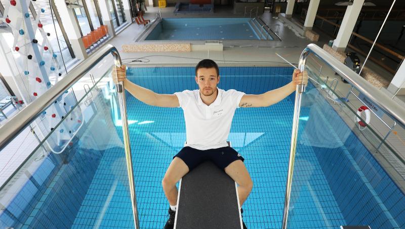 Der Schwimmmeister Thomas Dyck sitzt im leeren Zollstockbad in Köln auf einem Sprungbrett. Der Schwimmmeister Thomas Dyck sitzt im leeren Zollstockbad in Köln auf einem Sprungbrett.
