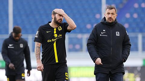 Bedient: Löwen-Stürmer Sascha Mölders (l.), der gegen Duisburg keinen guten Tag erwischt hat.