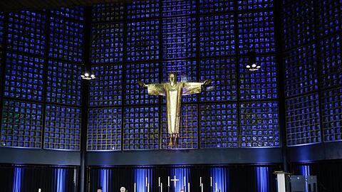 In der Kaiser-Wilhelm-Gedächtniskirche in Berlin wird ein ökumenischer Gottesdienst für die Verstorbenen der Corona-Pandemie gefeiert.