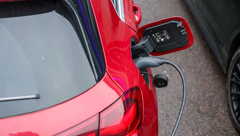 Ein Elektroauto an einer Ladesäule. E-Autos gewinnen laut HUK Coburg stark an Zuspruch. (Symbolbild) Ein Elektroauto an einer Ladesäule. E-Autos gewinnen laut HUK Coburg stark an Zuspruch. (Symbolbild)