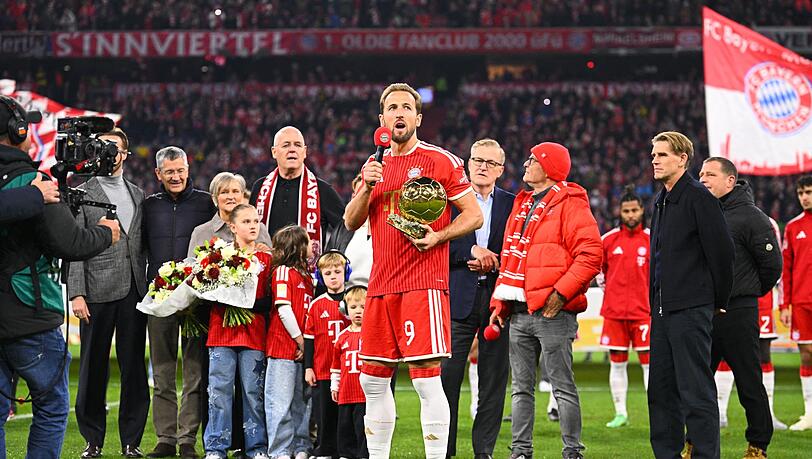 Harry Kane mit dem Ballon d'Or, im Hintergrund seine Familie. Harry Kane mit dem Ballon d'Or, im Hintergrund seine Familie.