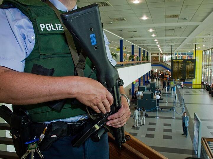 Ein Beamter der Bundespolizei im Flughafen Berlin-Schönefeld.