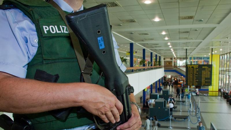 Ein Beamter der Bundespolizei im Flughafen Berlin-Schönefeld. Ein Beamter der Bundespolizei im Flughafen Berlin-Schönefeld.
