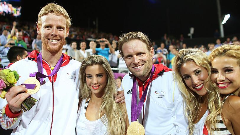 „Der Beachvolleyball-Gott war heute auf unserer Seite“, freute sich Beach-Boy Julius Brink gemeinsam mit Jonas Reckermann und hübscher Begleitung über den Gold-Triumph und den Sieg über die favorisierten Brasilianer. „Der Beachvolleyball-Gott war heute auf unserer Seite“, freute sich Beach-Boy Julius Brink gemeinsam mit Jonas Reckermann und hübscher Begleitung über den Gold-Triumph und den Sieg über die favorisierten Brasilianer.
