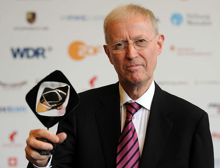 Der "Tatort"-Erfinder Gunther Witte posiert vor der Verleihung mit dem Preis in der Kategorie "Sonderpreis" für die Krimireihe "Tatort".