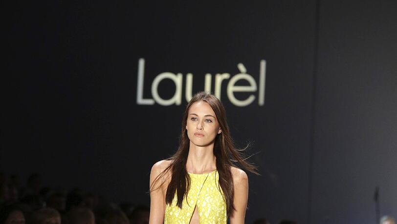 Die Mädchen dürfen auf dem Laufsteg nicht zimperlich sein: Bei der Fashion Week gibt's fast keine Show ohne (fast) nackte Brüste. Die Busenblitzer der sexy Models... Die Mädchen dürfen auf dem Laufsteg nicht zimperlich sein: Bei der Fashion Week gibt's fast keine Show ohne (fast) nackte Brüste. Die Busenblitzer der sexy Models...