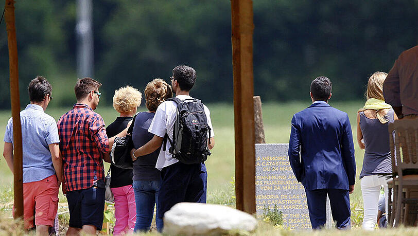 Genau vier Monate nach der Germanwings-Katastrophe gedenken Angehörige in den französischen Alpen der Opfer. Genau vier Monate nach der Germanwings-Katastrophe gedenken Angehörige in den französischen Alpen der Opfer.