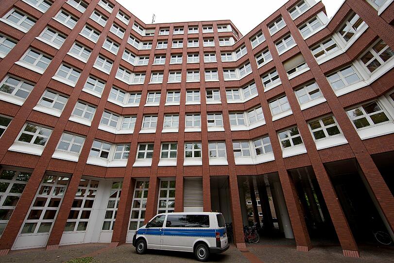 Eine Mutter steht wegen dreifachen Mordes an ihren Kindern vor Gericht.