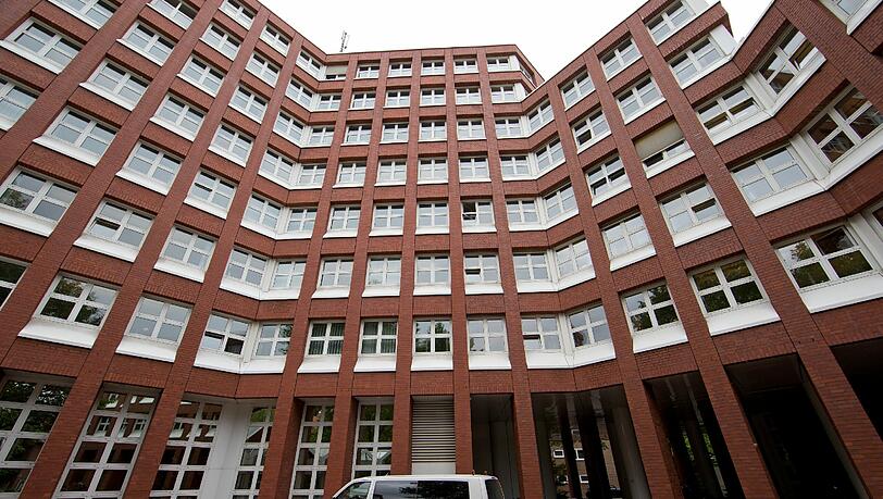 Eine Mutter steht wegen dreifachen Mordes an ihren Kindern vor Gericht. Eine Mutter steht wegen dreifachen Mordes an ihren Kindern vor Gericht.