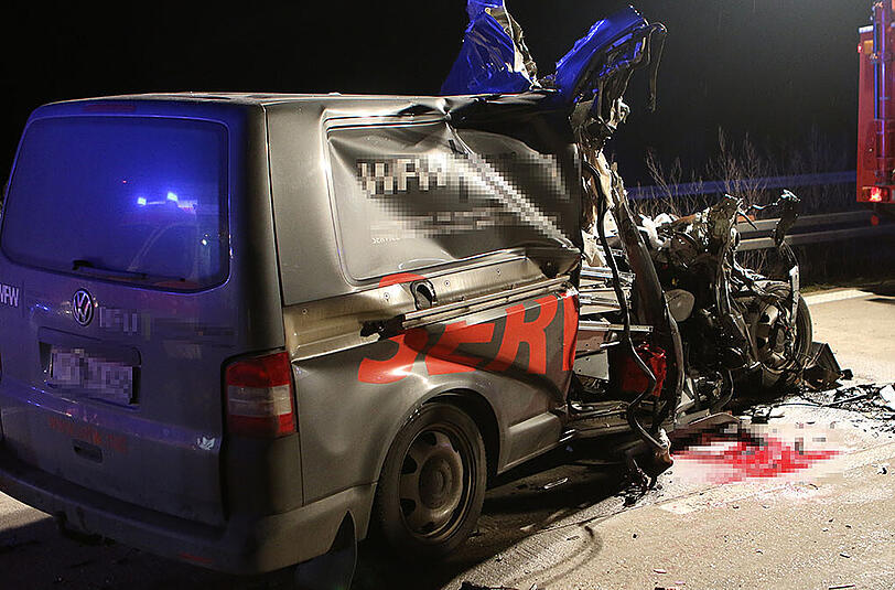 Der Kleintransporter ist vollkommen zerstört. Der Sachschaden beläuft sich auf rund 40.000 Euro.