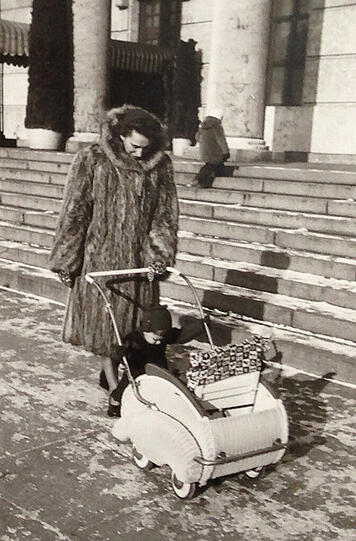Dezember 1954: Beim Winterspaziergang halten Mutter Hannelore, Rolf und Christine &ndash; die ihren Kinderwagen selbst schiebt &ndash; am Haus der Kunst.