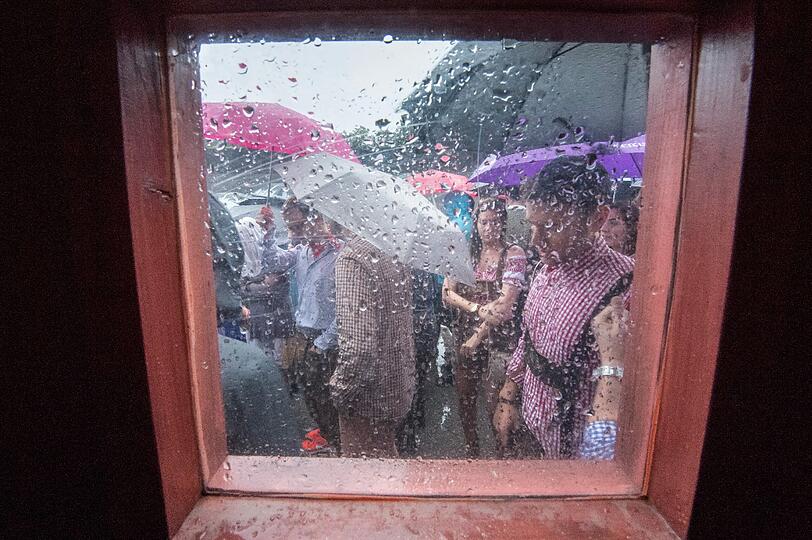 Der Regen bestimmt den Auftakt zum 183. Oktoberfest in München. Erste Wiesnfans standen trotzdem seit 7 Uhr vor den Zelten an.
