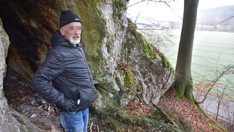 Johannes K. steht vor seinem Unterschlupf, einer Felshöhle über der Donau. Nun ist der 65-Jährige gestorben.