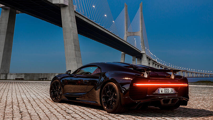 Der gegenüber dem Veyron um vier Zentimeter verbreiterte Chiron trägt im Heck ein 1,70 Meter breites LED-Schlusslichtband.