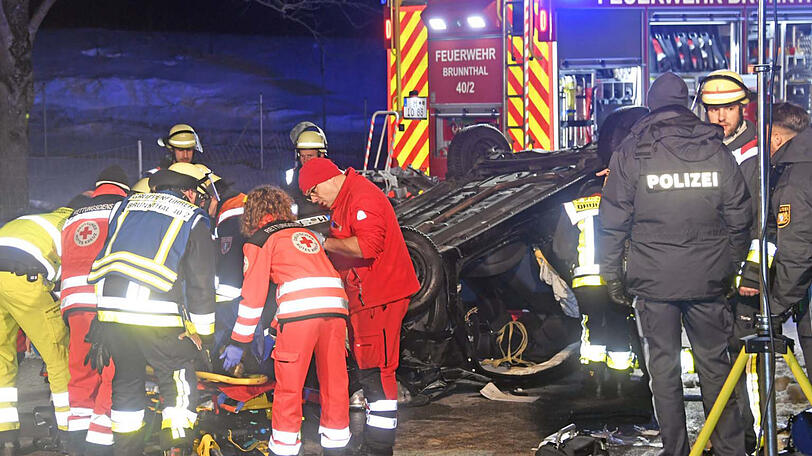 Die Frau überschlug sich in ihrem Auto, die Feuerwehr musste sie aus dem Wrack befreien.