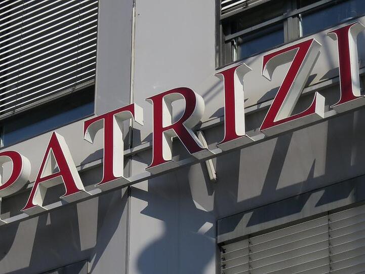 Das Logo und der Schriftzug der Immobiliengesellschaft Patrizia ist an der Fassade der Hauptverwaltung zu sehen. Foto: Ulf Vogler/dpa/Archiv