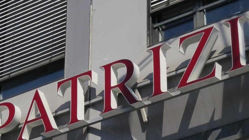Das Logo und der Schriftzug der Immobiliengesellschaft Patrizia ist an der Fassade der Hauptverwaltung zu sehen. Foto: Ulf Vogler/dpa/Archiv Das Logo und der Schriftzug der Immobiliengesellschaft Patrizia ist an der Fassade der Hauptverwaltung zu sehen. Foto: Ulf Vogler/dpa/Archiv