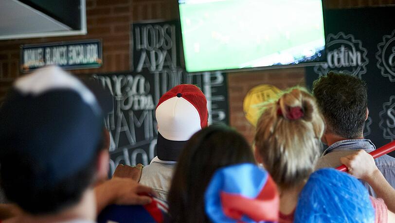 Die Männer trafen sich zum Fußballschauen in der Bar. (Symbolbild)