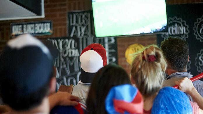 Die Männer trafen sich zum Fußballschauen in der Bar. (Symbolbild)