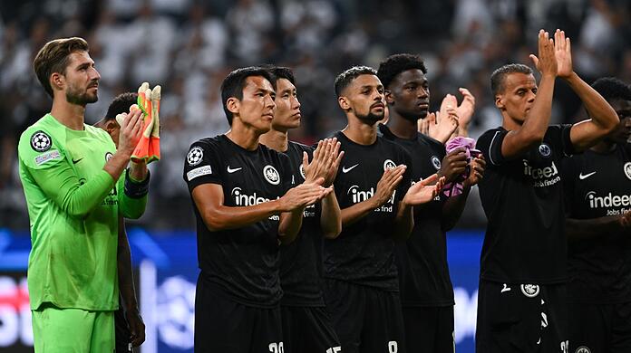 Die Frankfurter Spieler bedanken sich nach der 0:3-Niederlage bei den Fans für die Unterstützung.