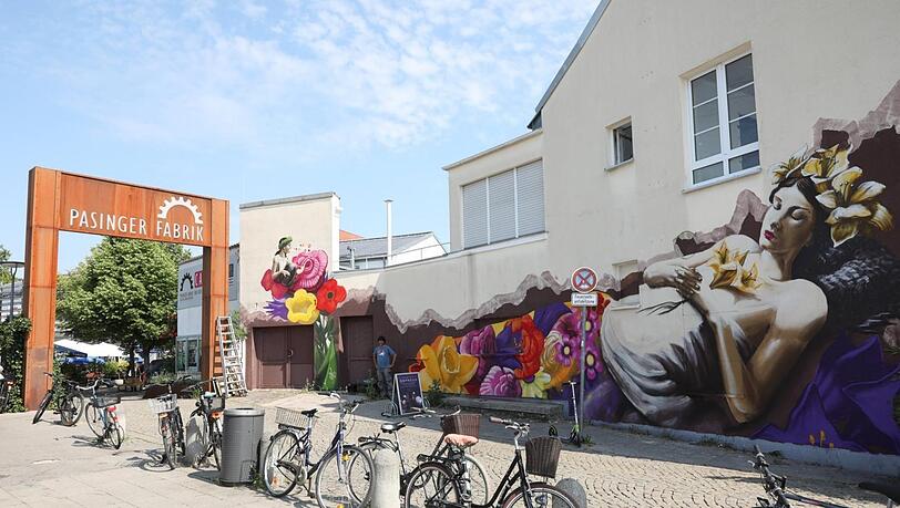 Seit Freitag ist Loomits Kunstwerk am Pasinger Bahnhof vollendet. Es zeigt Orpheus (links, singend) und Eurydike, passend zur Aufführung in der Pasinger Fabrik, die am 22. Juni Premiere feiert. Lange wird das Werk dort allerdings nicht zu sehen sein – denn das Gebäude soll am Ende des Jahres abgerissen werden. Seit Freitag ist Loomits Kunstwerk am Pasinger Bahnhof vollendet. Es zeigt Orpheus (links, singend) und Eurydike, passend zur Aufführung in der Pasinger Fabrik, die am 22. Juni Premiere feiert. Lange wird das Werk dort allerdings nicht zu sehen sein – denn das Gebäude soll am Ende des Jahres abgerissen werden.